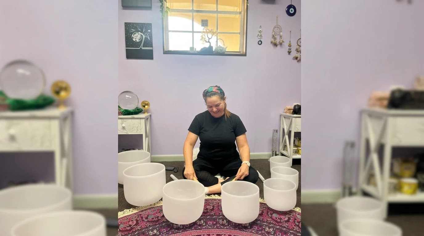 Gloria durante una sesión privada con cuencos de cristal en su estudio de Pinecrest