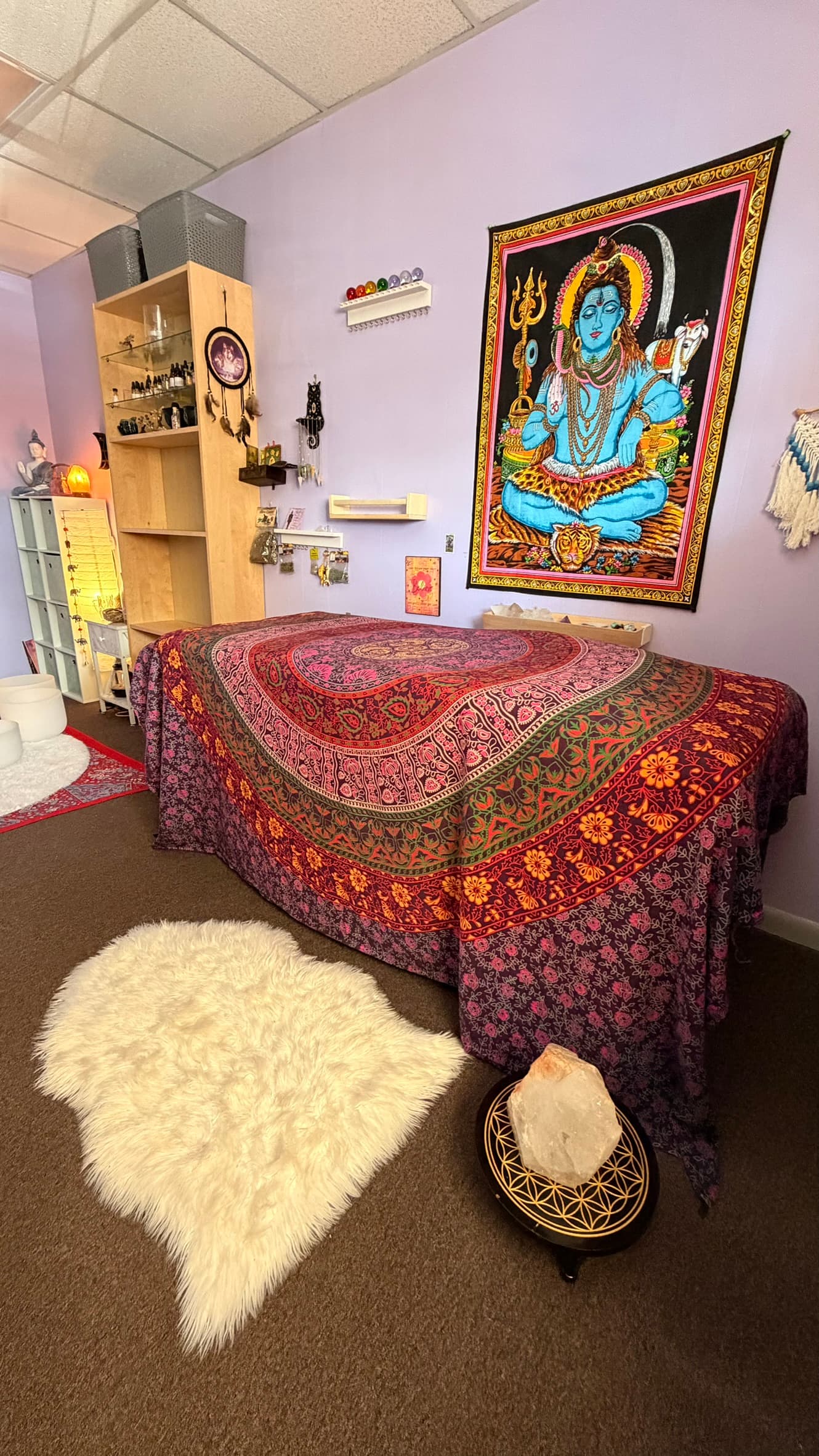 Cama de masaje y cuarzo blanco en el estudio New Age Guru by ZOH
